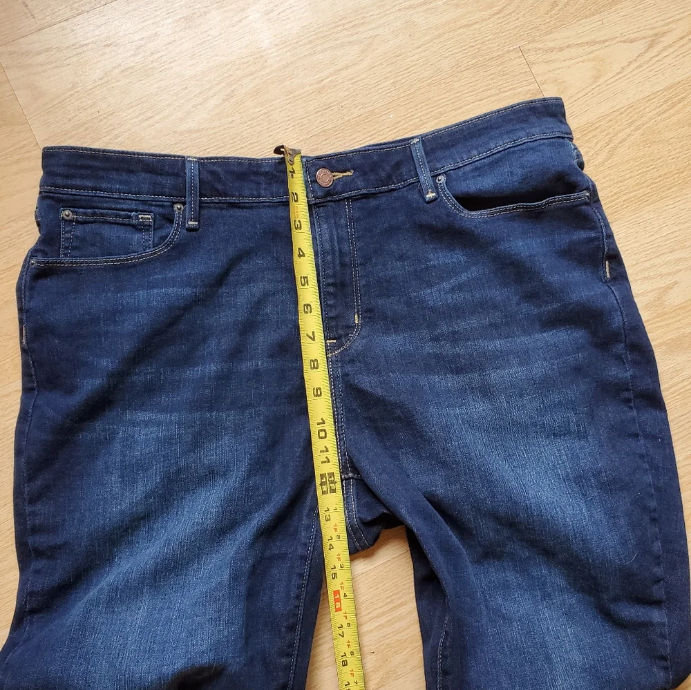 Signature by Levi's Strauss, Mid Rise Slim Woman's Plus Size 20M Denim Jeans. - Picture 6 of 8